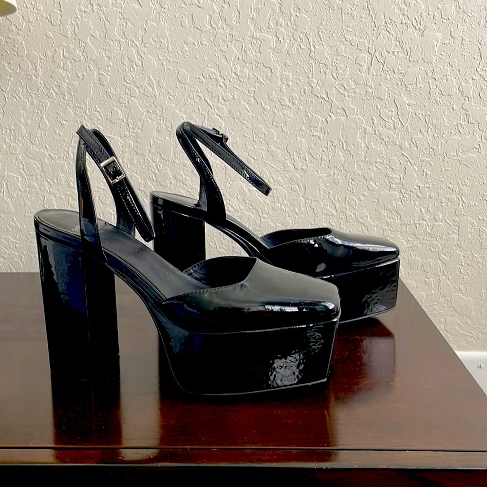 Patent leather upper 
Ankle strap with adjustable 
2 inch platform
5 inch heel